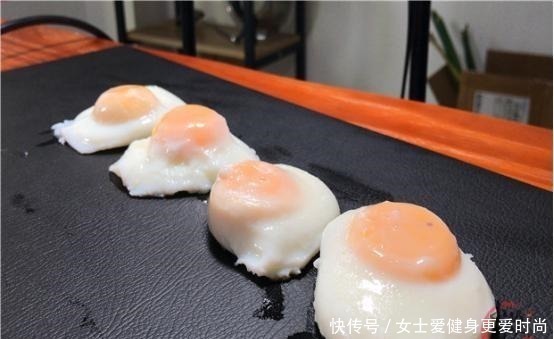 清水|煮荷包蛋时,直接下锅是就错了,奶奶教我一招,鸡蛋圆润不散花