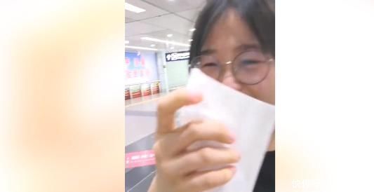 爸爸|父爱如山,再大也是爸爸的小棉袄,看着女儿要走瞬间哭成了泪人