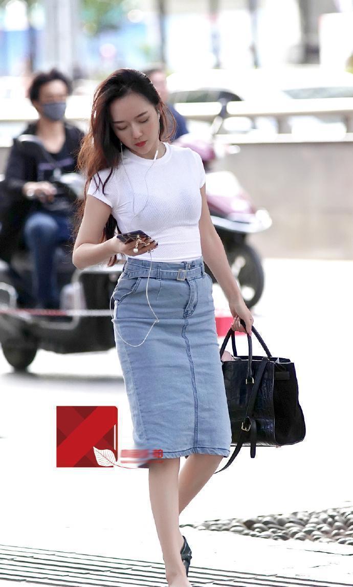 街拍 白色T恤上衣搭配牛仔一步裙,让小姐姐更加可爱时尚