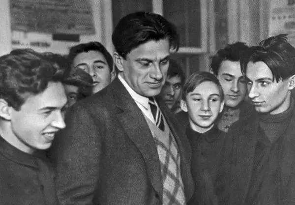 马雅可夫斯基:苏联最伟大的诗人,毕生都献给了无产阶级