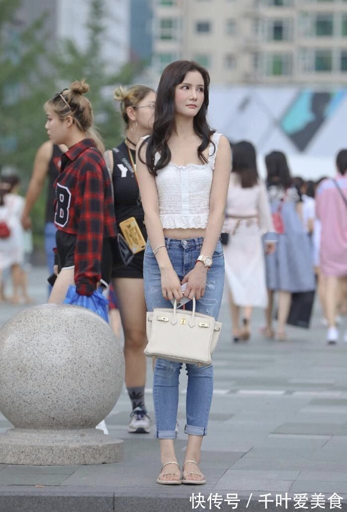 吊带|美女穿搭：百搭显气质的牛仔裤，搭配一件白色吊带，简约个性还好看