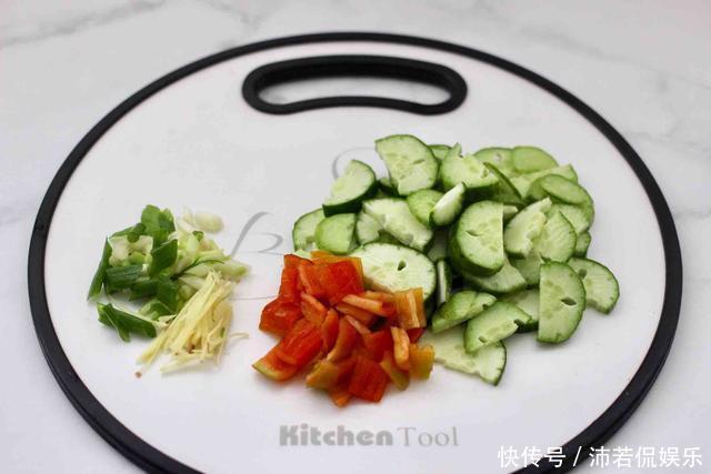 打卤面|天越热越要吃热面,黄瓜肉丁打卤面,越吃越爽,吃完一身爽