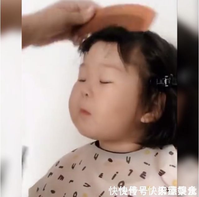 剪头|宝妈给女儿剪刘海像“狗啃”,孩子睁开眼睛后,网友:靠颜值硬撑