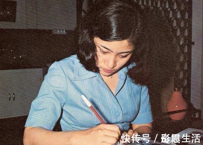 王拉玛五世@最爱拉玛十世的女人是他的发妻,拍照时桌子上还放上他们的合影