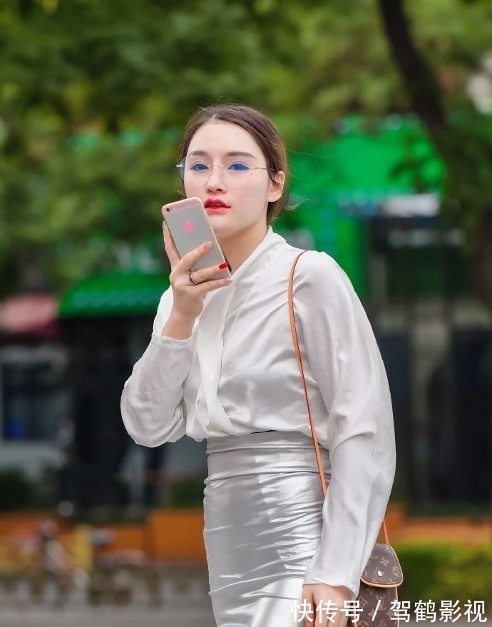 银色 银色半身裙真“亮眼”,搭配高跟鞋,乍一看以为是“贵妇”