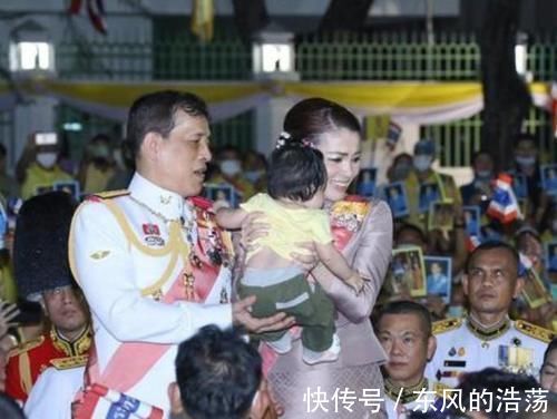 42歲蘇提達(dá)是好母親將小女孩高高舉起,擔(dān)心被奢華腰封劃傷