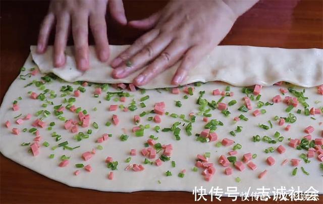 面粉别只蒸馒头,加一把葱花,卷一卷切一切,比包子馅饼还好吃