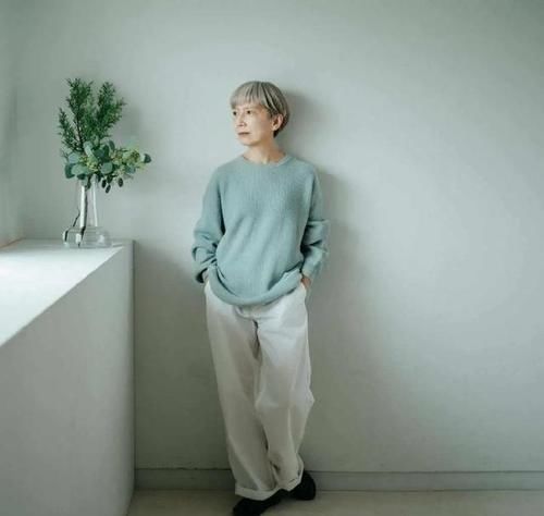 这位日本“大妈”时髦火了！她的穿衣简单不复杂，女人自信才真美