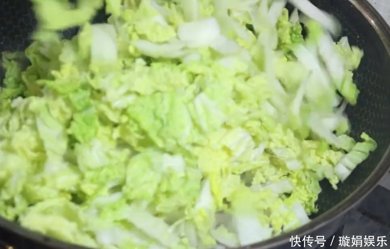 半颗白菜1把面条，简单一做，香辣美味，面条吸收汤汁，超好吃