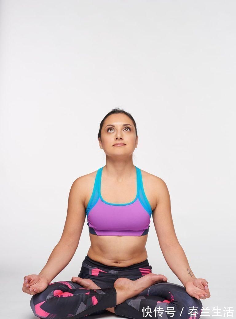 花板|早晨5个瑜伽动作可床上练习,疏通经络,排毒养颜,做个元气少女