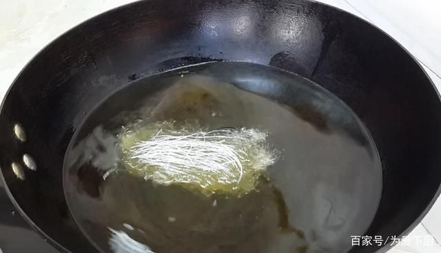 油条不要直接油炸了，锅里一炒，做出特色小零食，出锅孩子都爱吃