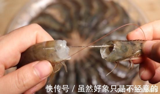 铁蛋白质|吃虾到底要不要去虾线60岁老渔民告诉你答案,很多人都被误导了