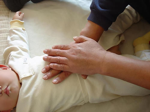 特征|当宝宝出现这4个特征时,说明积食了,父母可以试试这样改善