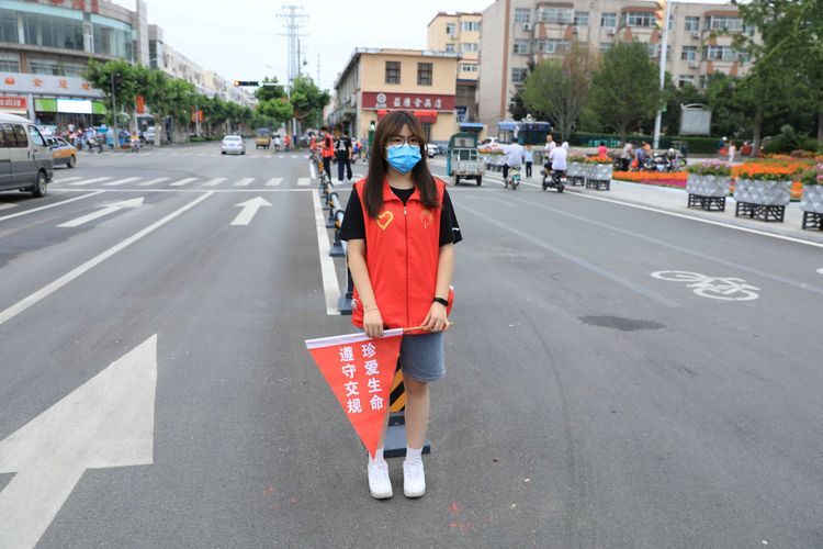 新闻记者|榆山街道：志愿者助力文明交通