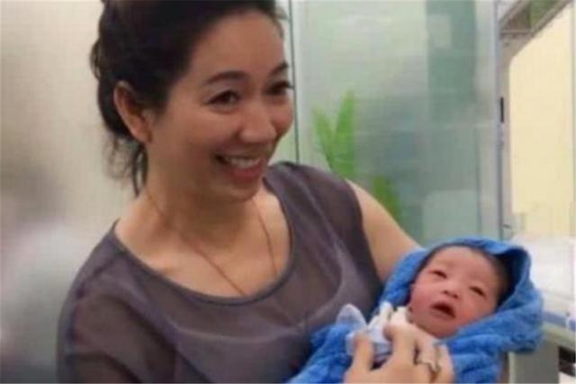 外孙|“最嫩外婆”产房门口抱外孙,路人疑惑:才生完孩子就能溜达了?