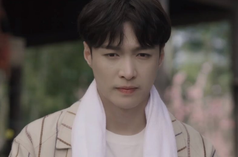 《向往5》定档全家福,张艺兴站张子枫身后,他的动作显绅士人品