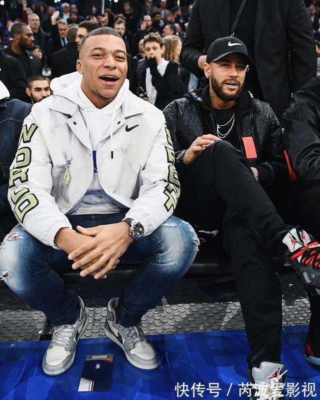 内马尔 姆巴佩上脚 Dior x AJ1!旁边的内马尔脚上也有狠鞋