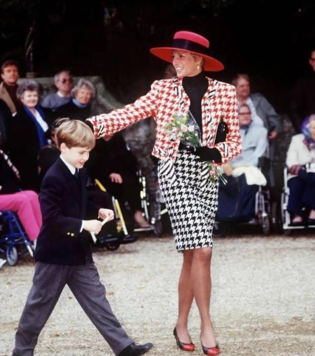 西班牙王后真会穿，千鸟格裙配红衣优雅高级，再披件大衣好气派