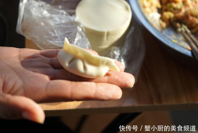 天冷就配来一锅大白菜猪肉馅饺子，真的很过瘾