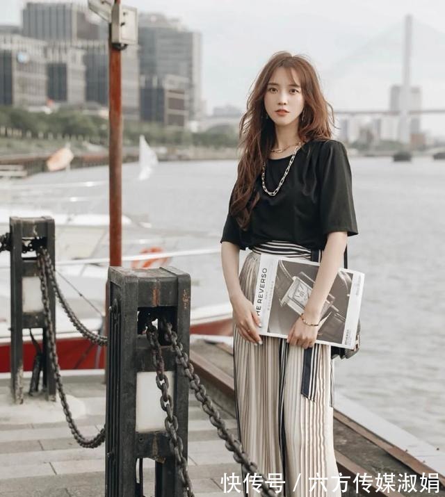 穿搭|t恤+条纹半身裙,小个子女生如此穿搭,150也能穿出170