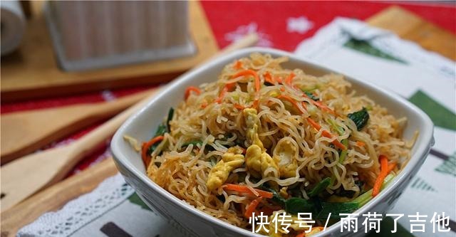 炒米粉|懒人版鸡蛋炒米粉,做法和煮泡面差不多,味道比泡面好!