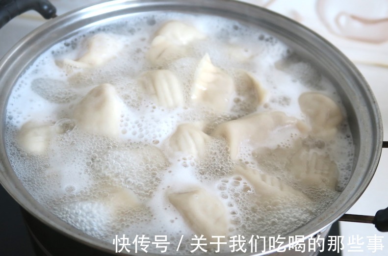 煮饺子时，不盖锅盖和盖锅盖有啥区别？很多人不懂，难怪破皮露馅