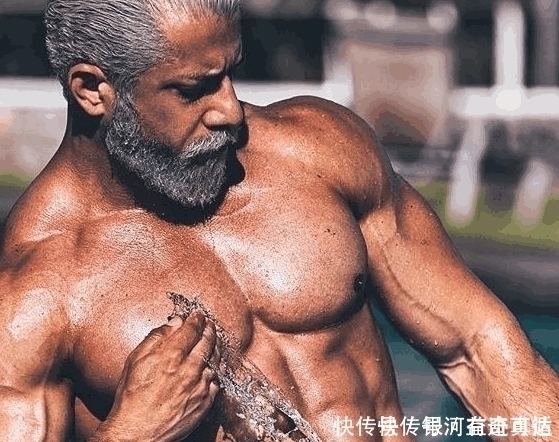 真正的男人|男子健身8年后大变样,两鬓斑白,网友乍从小伙练成大伯了呢