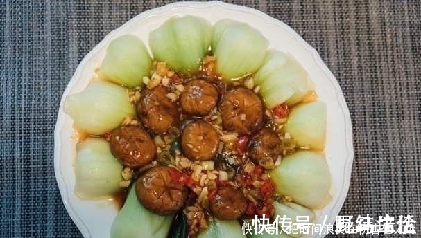 洗净|洗净香菇时，不要只用清水，厨师给你一水，让脏东西容易洗掉
