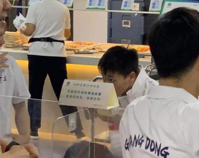 红姐|全红婵参加庆功晚宴笑容灿烂!红姐喝汤喝得美,这次的饭菜挺对口