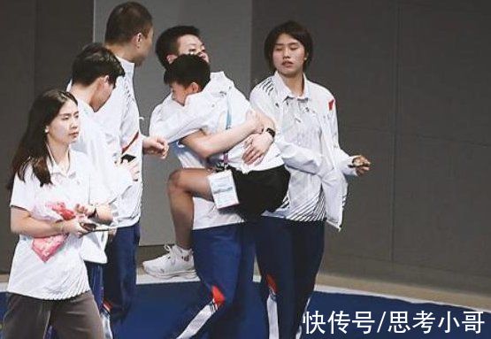 谢思埸|广东队第一团宠!和师哥谢思埸比心互动，被陈艺文师姐熊抱离开