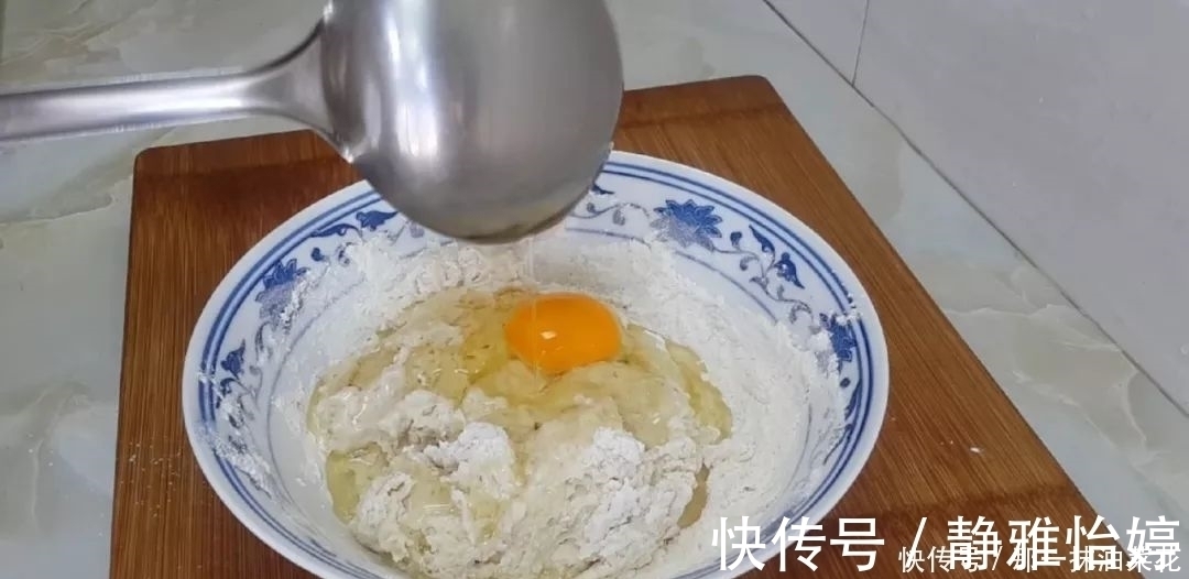 早餐新吃法,面粉里加1个鸡蛋,放入冰箱冷藏,比油条麻花都好吃