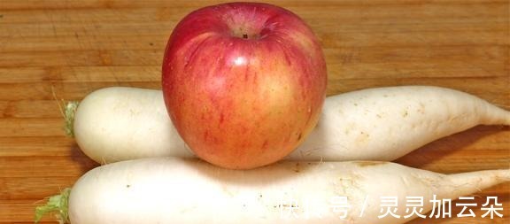 白萝卜里加一个苹果，不用一粒盐，教你最解馋的吃法，香甜又脆爽！