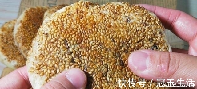 芝麻烧饼这样做真香,不揉不擀面,更不用调油酥,出锅一盘不够吃