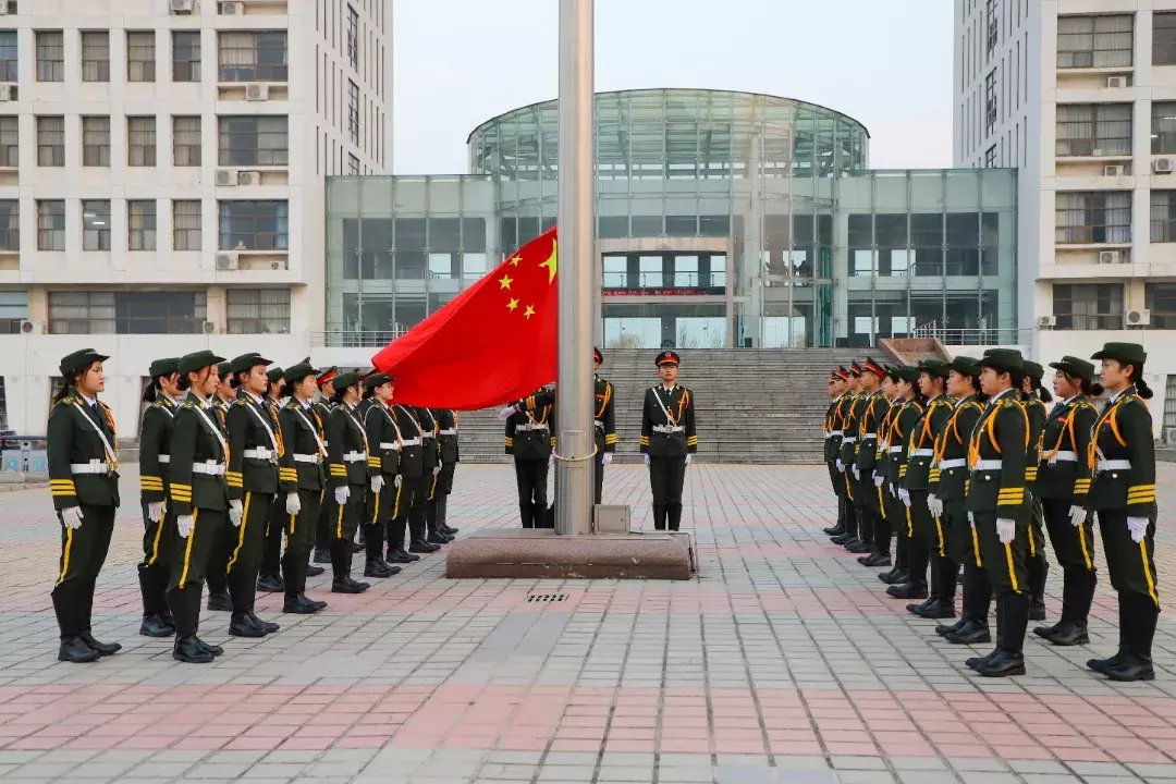 新闻记者|鲁北技师学院举行“宪法在心中 安全伴我行”主题升旗仪式