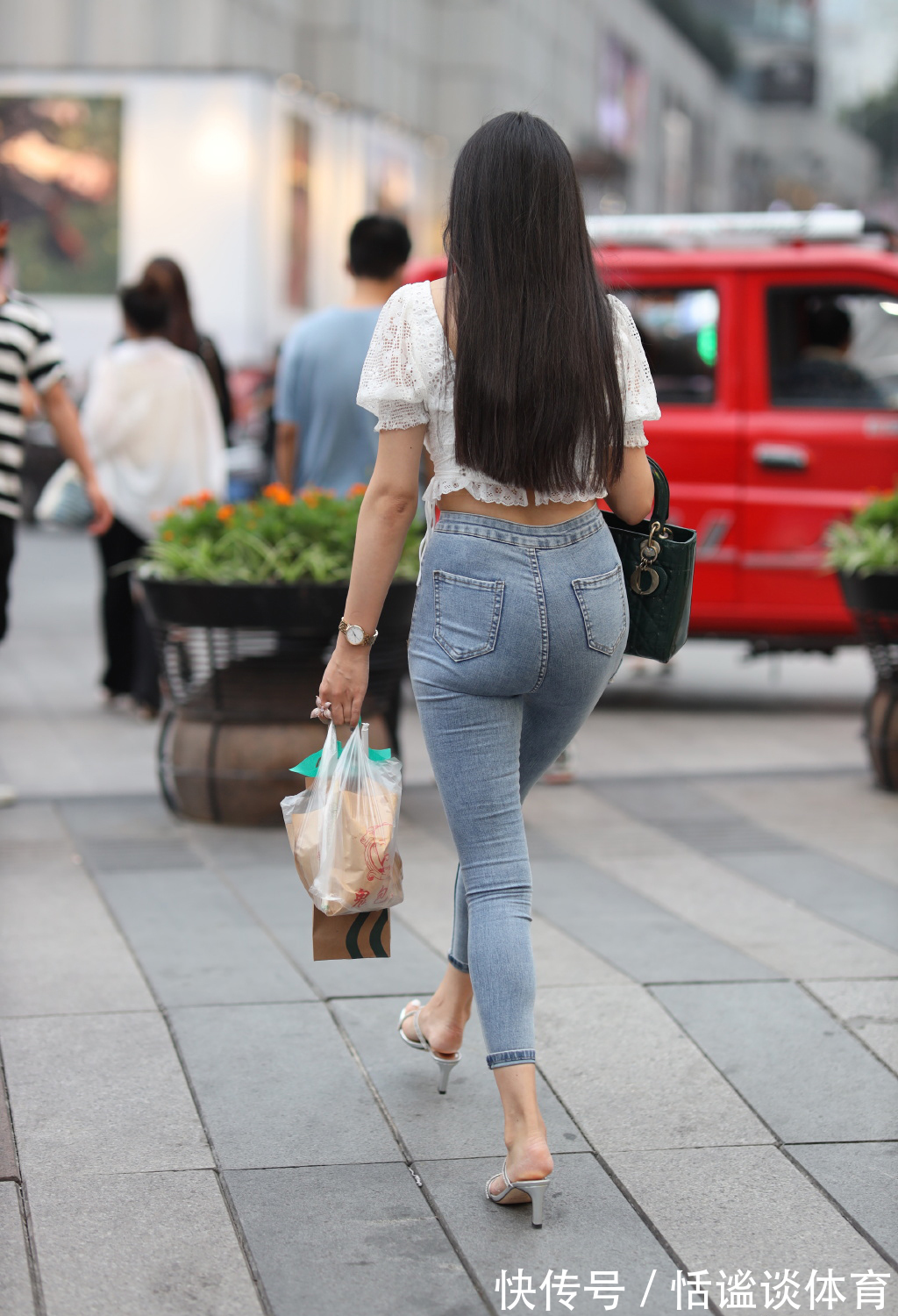 穿搭 当修身牛仔裤,配上蕾丝短袖衫,穿出美的背影,简单大方又时髦