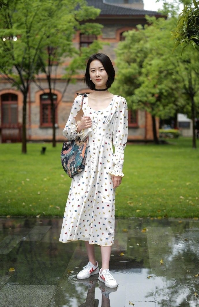 街拍：小姐姐穿着打扮是最为经典的搭配之一，帅气洒脱