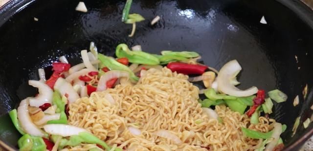 家常小炒,鸡蛋炒方便面,鲜香适口,营养美味,小孩子最爱吃