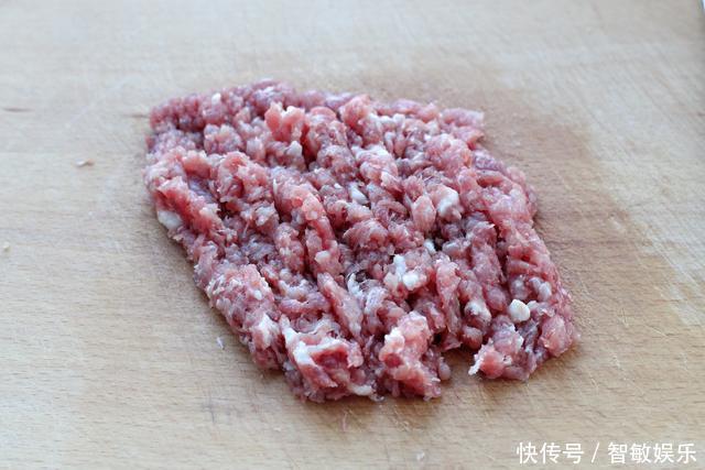 不用和面的懒人早餐饼，外皮酥脆、鲜嫩多汁，一口就让人欲罢不能