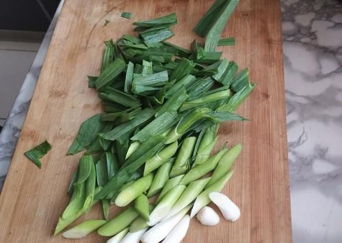 春天，这菜杀菌防感冒再不吃就老了，简单一炒味道超好，孩子都能多吃一碗饭