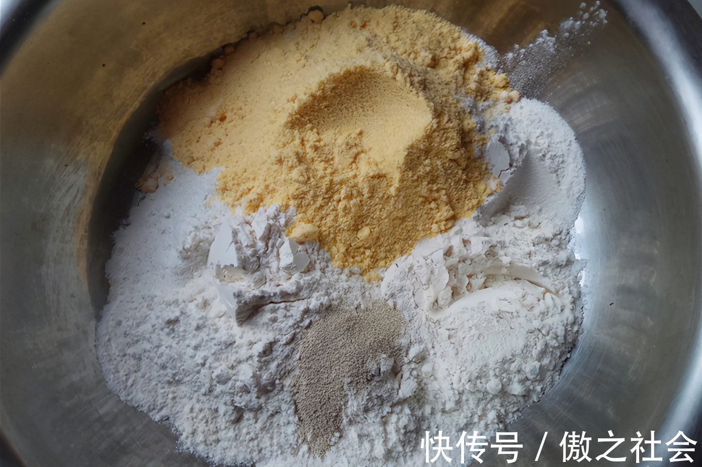面团|这才是玉米面馒头简单的做法,一揉一切,香甜又暄软