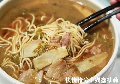 煮面条别再沸水下锅了,面馆师傅教你2招,面条又香又有嚼劲