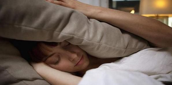 『没放』晚上和手机一起“睡”，辐射会伤害身体健康吗？多数人都没放对