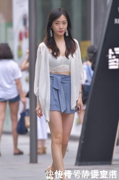 街拍美女颜值高的小姐姐,随便一条短裤也能穿出女神范来