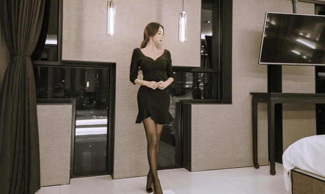 连衣裙 黑色百褶修身连衣裙搭配职业女性，呈现更加成熟优雅的气质，端庄