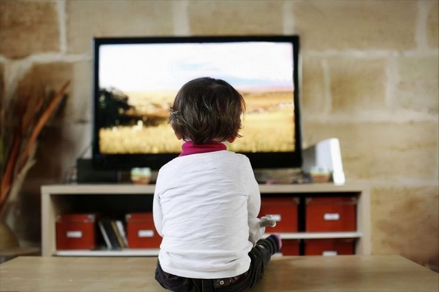 悲剧|夫妻把3岁女儿锁车里,打牌3小时酿悲剧:孩子走前已喝光车里的水