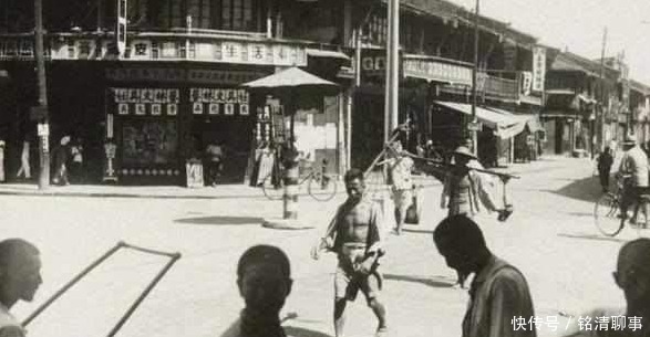 回家|此人辞官回家遇到土匪打劫,打开他的行李看,土匪便下相送