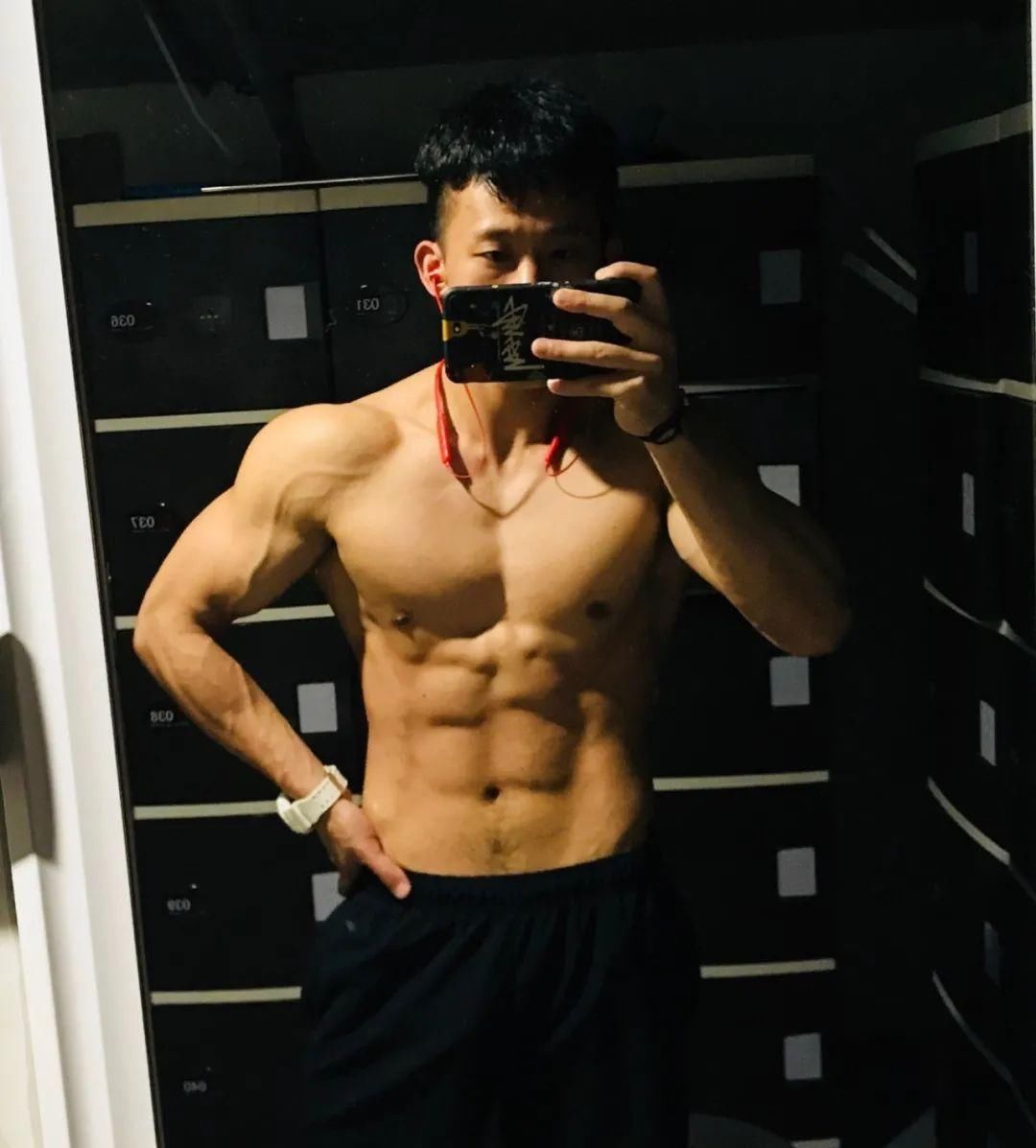 腹肌|型男医生的鲨鱼线六块腹肌引发舔屏,网友看后直呼我可以