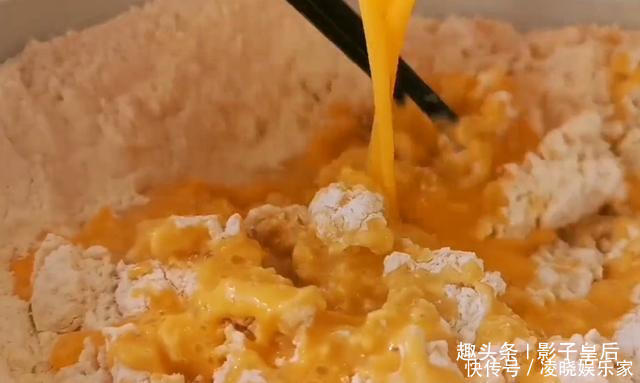 面粉里加2个橘子,不用揉面,不烤也不烙,筷子一搅,营养又解馋