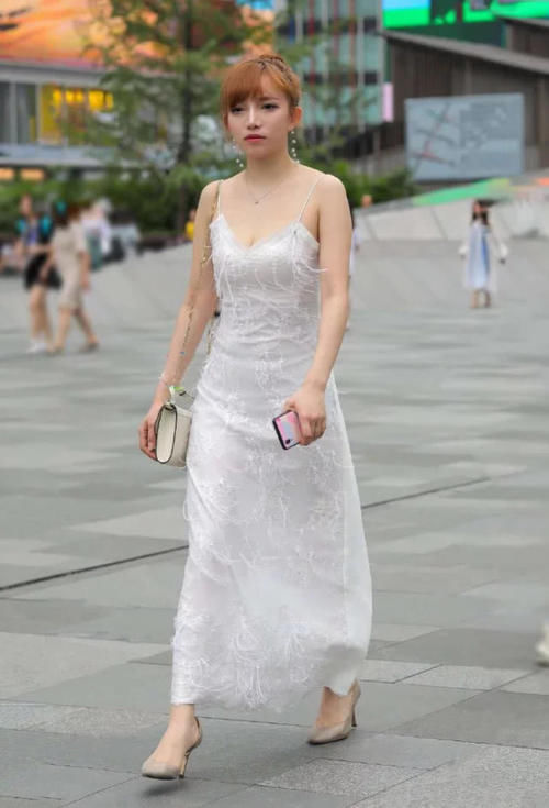 性感时尚的知性连衣裙美女 释放出女性迷人的魅力 快资讯