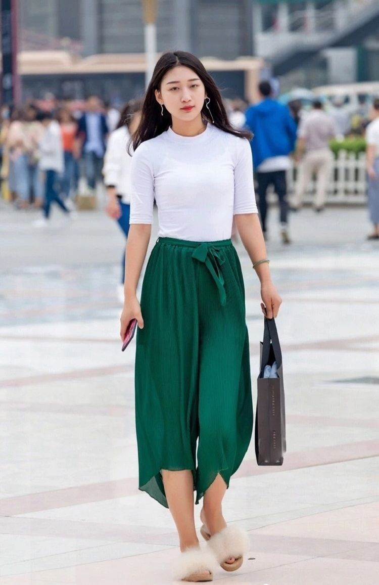 飘逸|街拍:飘逸无袖百褶长裙搭配,穿出呼之欲出的优雅感!